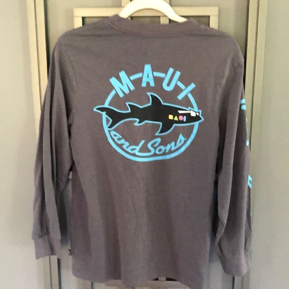 Maui and Sons Graphic T-shirt, long sleeve, gray size small shark